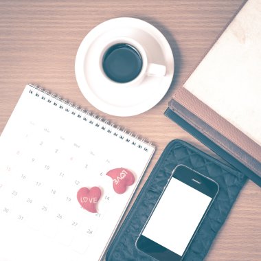 Ofis Büro: telefon, cüzdan, takvim, kalp, b yığını ile kahve