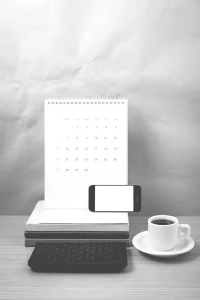 作業テーブル: 電話、本、財布ブラックのスタック コーヒー — ストック写真