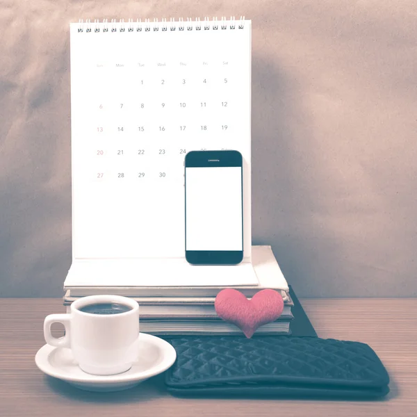 Ufficio scrivania: caffè con telefono, portafoglio, calendario, cuore, pila di b — Foto Stock