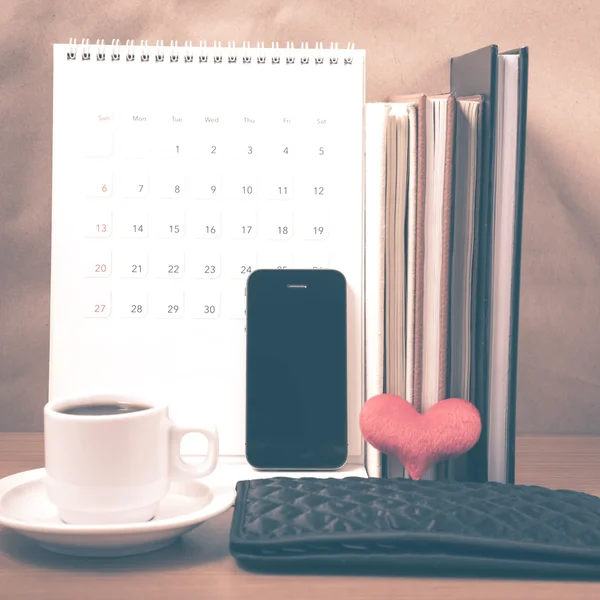 Bureau: koffie met telefoon, portemonnee, kalender, hart, stack van b — Stockfoto