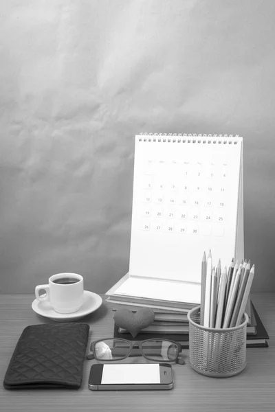 Bureau: koffie met telefoon, portemonnee, kalender, kleur potlood box — Stockfoto