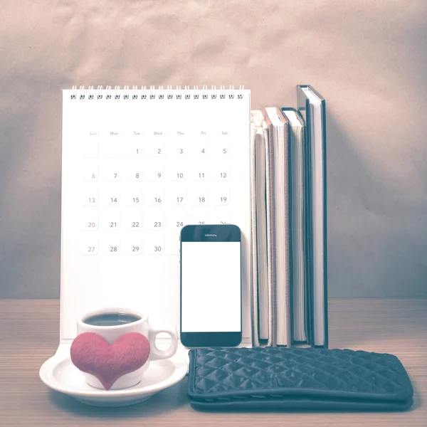 Ufficio scrivania: caffè con telefono, portafoglio, calendario, cuore, pila di b — Foto Stock