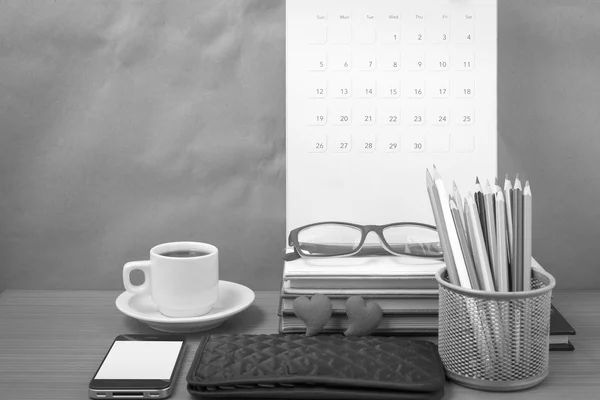 Mesa de escritório: café com telefone, carteira, calendário, caixa de lápis de cor — Fotografia de Stock