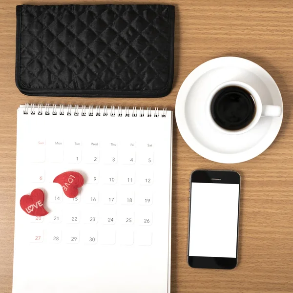 Escritorio: café con teléfono, calendario, billetera, corazón —  Fotos de Stock