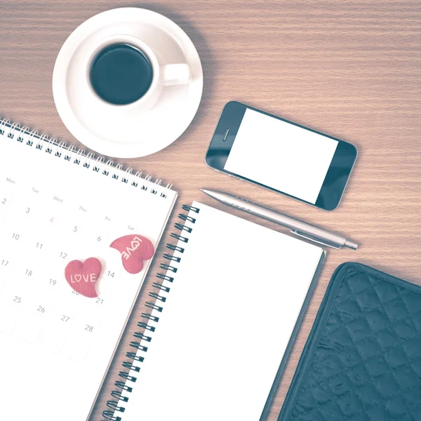 Mesa de escritório: café com telefone, carteira, calendário, coração, bloco de notas vi — Fotografia de Stock