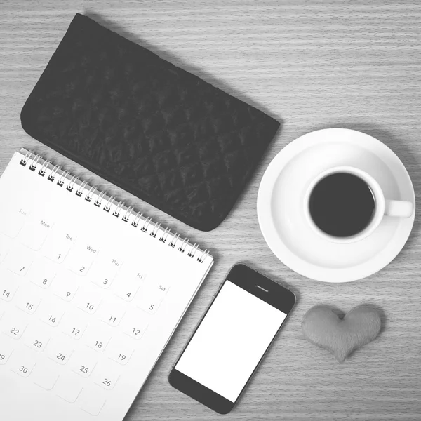 Kancelářský stůl: káva s telefon, peněženku, kalendář, černé srdce a — Stock fotografie