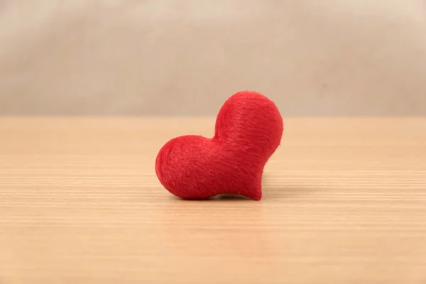 Červené srdce na dřevě — Stock fotografie