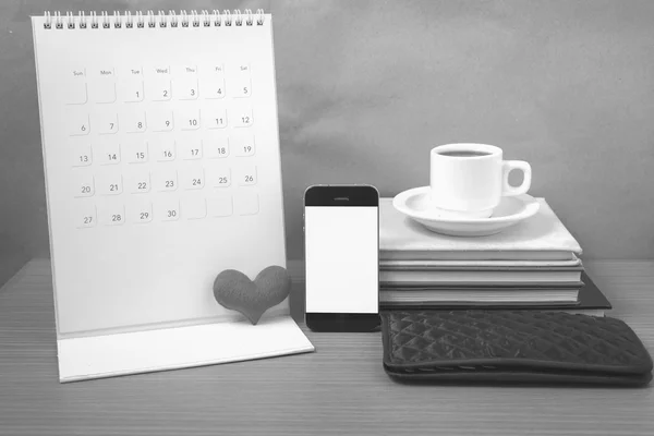 办公桌 ︰ 咖啡与手机、 钱包、 日历、 心、 b 堆栈 — 图库照片
