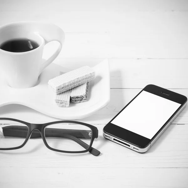 Φλιτζάνι καφέ με γκοφρέτα, τηλέφωνο, γυαλιά και μαύρο και άσπρο χρώμα — Φωτογραφία Αρχείου
