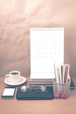 Ofis Büro: telefon, cüzdan, takvim, renk kalem kutusu ile kahve