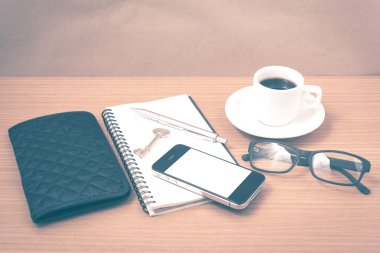 kahve ve not defteri, anahtar, gözlük ve m-cüzdan vintage ile telefon 