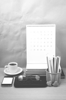 Ofis Büro: telefon, cüzdan, takvim, renk kalem kutusu ile kahve