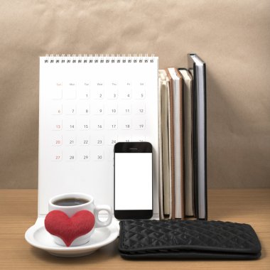 Ofis Büro: telefon, cüzdan, takvim, kalp, b yığını ile kahve