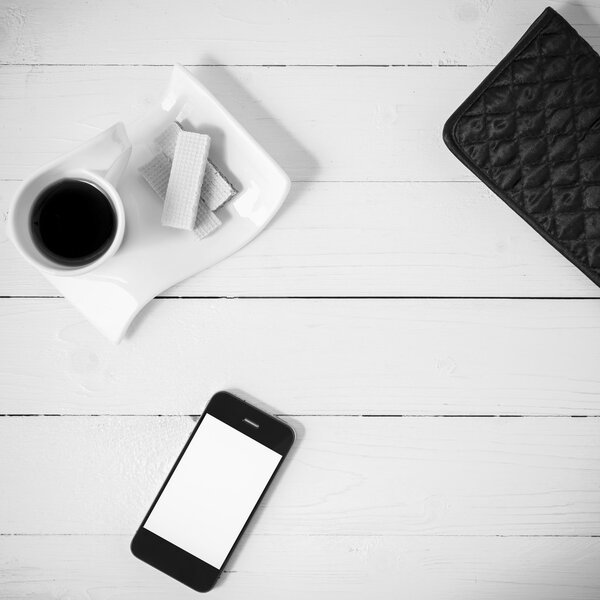 Кофейная чашка с вафлей, телефон, бумажник черно-белый цвет
