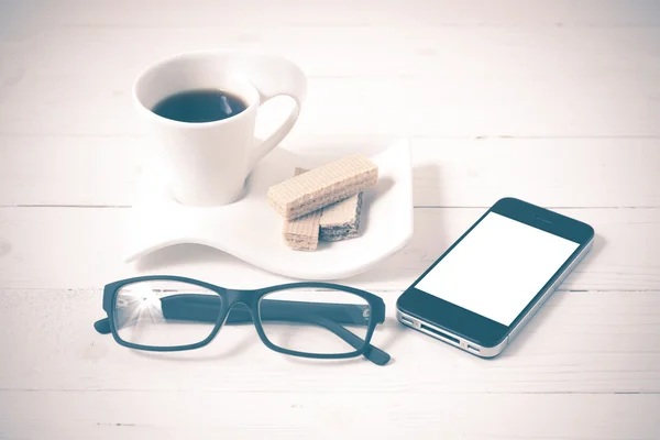 Φλιτζάνι καφέ με γκοφρέτα, τηλέφωνο, στυλ vintage γυαλιά — Φωτογραφία Αρχείου