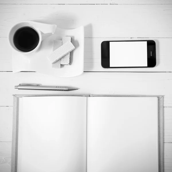 Чашка кави з вафельником, телефоном, зошитом вінтажного стилю — стокове фото