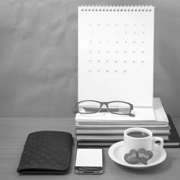 Escritório mesa: café com telefone, carteira, calendário, coração, pilha de b — Fotografia de Stock