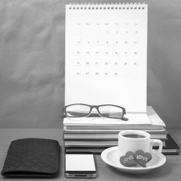 Γραφείο: καφέ με το τηλέφωνο, το πορτοφόλι, ημερολόγιο, καρδιά, στοίβα των β — Φωτογραφία Αρχείου