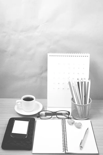 Bureau : café avec téléphone, portefeuille, calendrier, boîte à crayons couleur — Photo