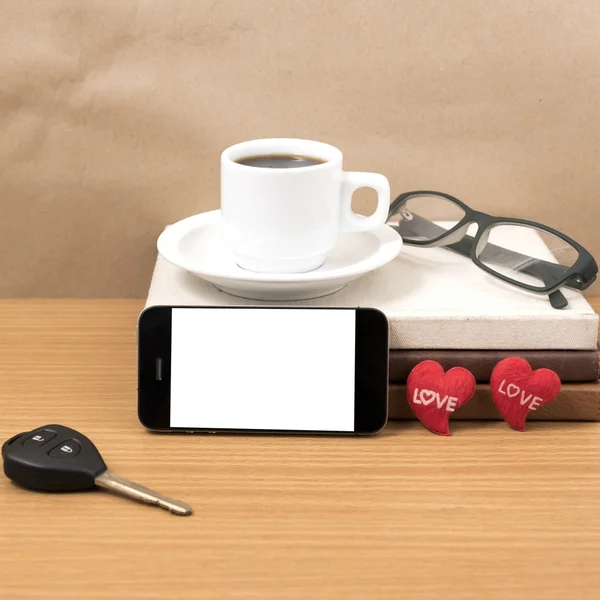 Skrivbord: kaffe och telefon med bilnyckel, glasögon, stack av — Stockfoto