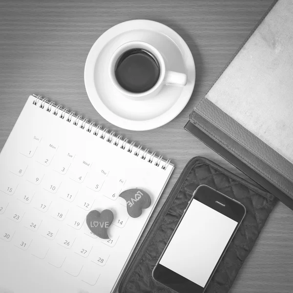 Bureau: koffie met telefoon, portemonnee, kalender, hart, stack van b — Stockfoto