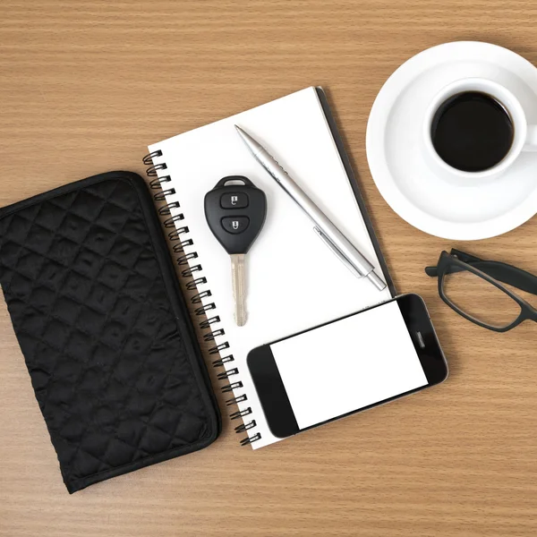咖啡和电话与记事本、 车钥匙、 眼镜和钱包 — 图库照片