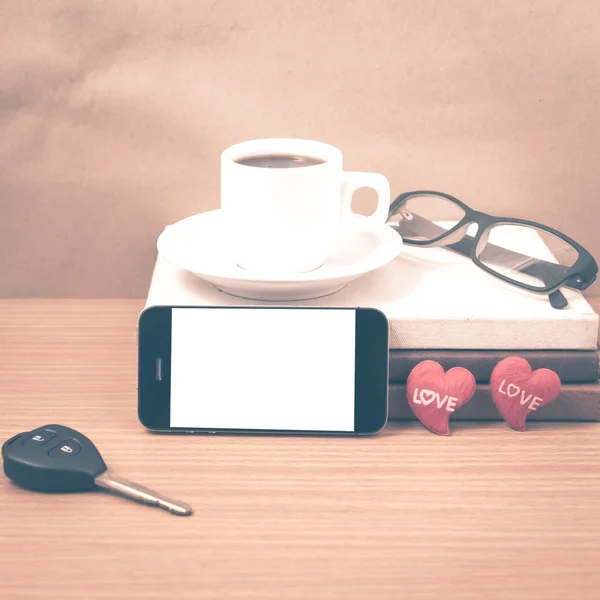 Mesa de escritório: café e telefone com chave de carro, óculos, pilha de — Fotografia de Stock