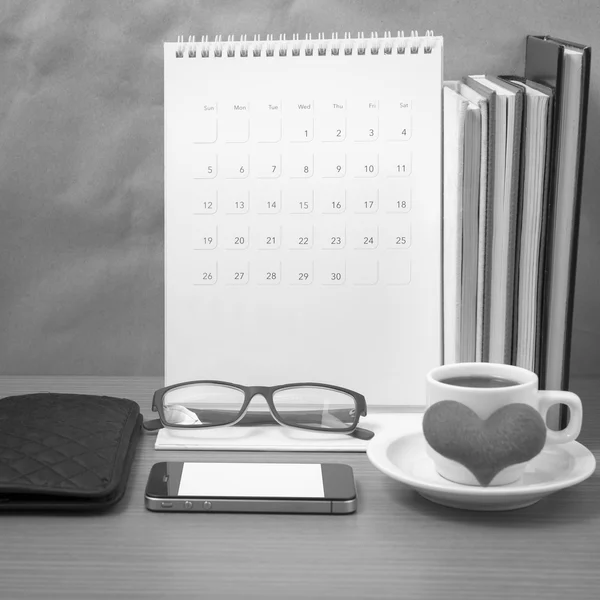 デスクトップ: 電話、本、財布、心、eyeglasse のスタック コーヒー — ストック写真