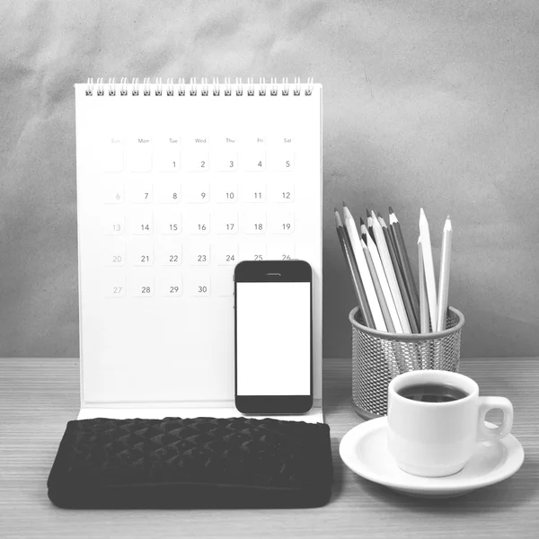オフィスの机: コーヒー、電話、カレンダー、財布、色鉛筆 bla — ストック写真