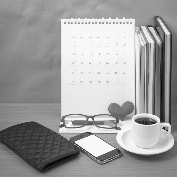 Desktop: Kaffee mit Telefon, Stapel Buch, Portemonnaie, Herz, Brille — Stockfoto