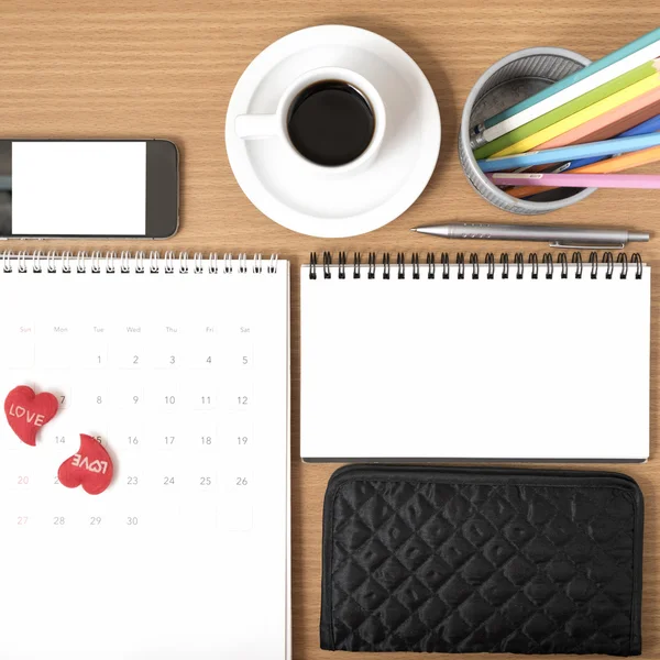 Mesa de escritório: café com telefone, carteira, calendário, coração, lápis de cor — Fotografia de Stock