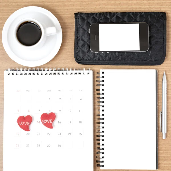 Escritorio: café con teléfono, billetera, calendario, corazón, bloc de notas —  Fotos de Stock