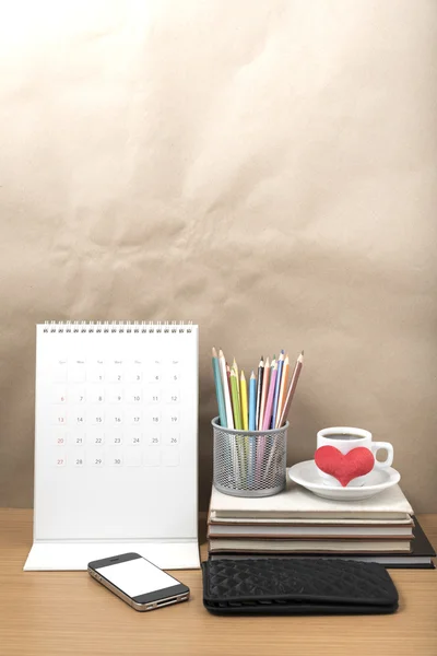 Офисный стол: кофе с телефоном, бумажник, календарь, сердце, цветной penc — стоковое фото