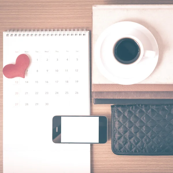 Escritorio de oficina: café con teléfono, cartera, calendario, corazón, pila de b —  Fotos de Stock