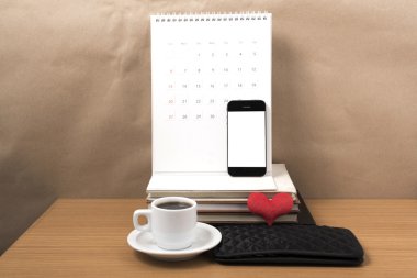 Ofis Büro: telefon, cüzdan, takvim, kalp, b yığını ile kahve