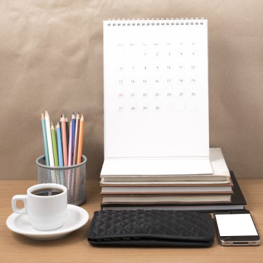 Ofis Büro: telefon, cüzdan, takvim, renk kalem kutusu ile kahve