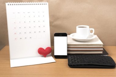 Ofis Büro: telefon, cüzdan, takvim, kalp, b yığını ile kahve