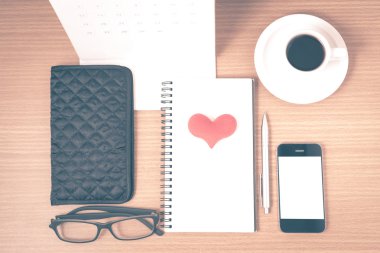 Ofis Büro: telefon, cüzdan, takvim, kalp, not defteri, ey ile kahve