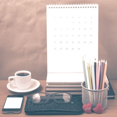 Ofis Büro: telefon, cüzdan, takvim, renk kalem kutusu ile kahve