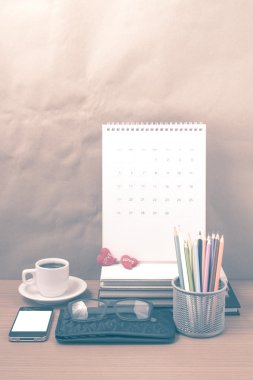 Ofis Büro: telefon, cüzdan, takvim, renk kalem kutusu ile kahve