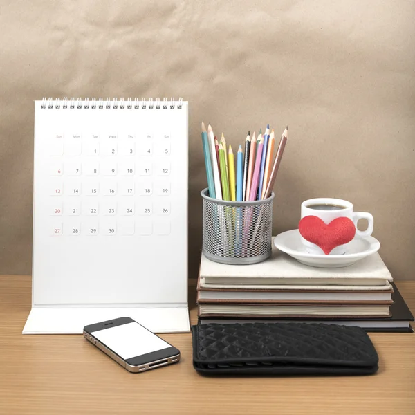 Schreibtisch: Kaffee mit Telefon, Geldbörse, Kalender, Herz, Farbstift — Stockfoto