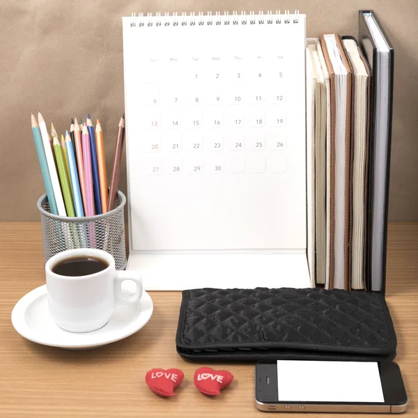 Schreibtisch: Kaffee mit Telefon, Geldbörse, Kalender, Herz, Farbstift — Stockfoto