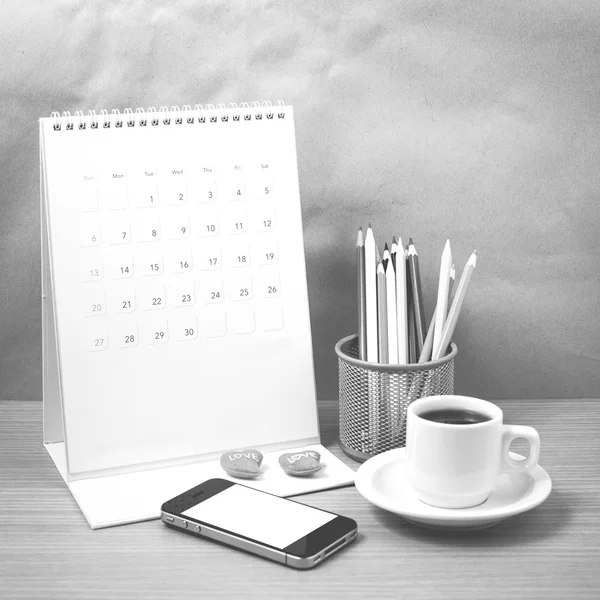 Schreibtisch im Büro: Kaffee mit Telefon, Kalender, Herz, Farbstift blac — Stockfoto