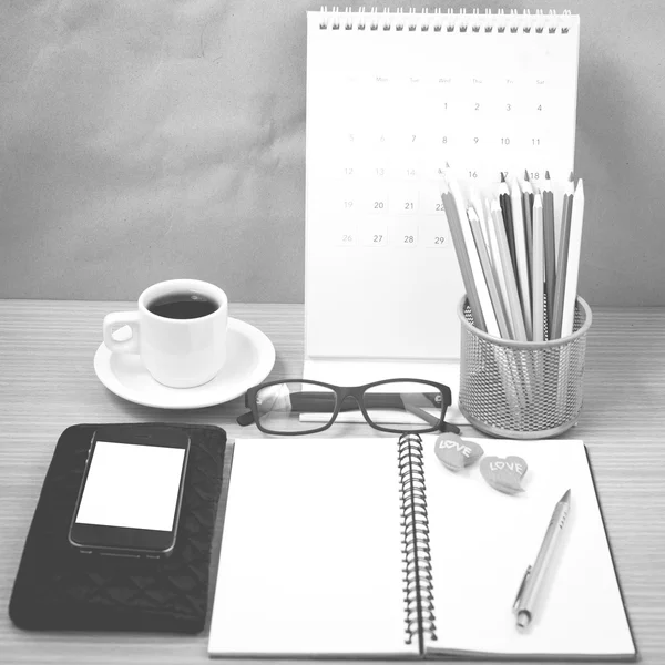 Ofis Büro: telefon, cüzdan, takvim, renk kalem kutusu ile kahve — Stok fotoğraf