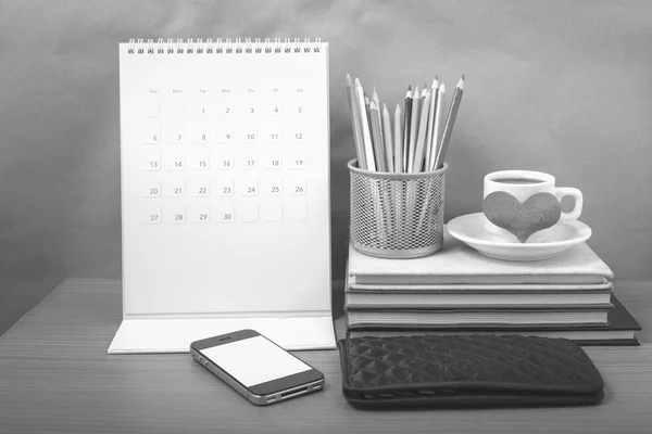 Bureau: koffie met telefoon, portemonnee, kalender, hart, kleur penc — Stockfoto