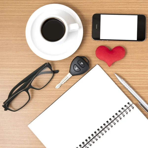Irodai íróasztal: kávé- és telefon-val autó kulcs, szemüvegek, Jegyzettömb, h — Stock Fotó