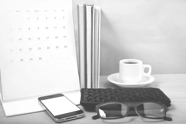 Bureau: koffie met telefoon, stapel boek, brillen, portemonnee, — Stockfoto
