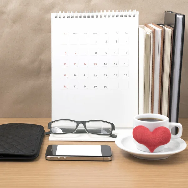 Desktop: koffie met telefoon, stapel boek, portemonnee, hart, eyeglasse — Stockfoto