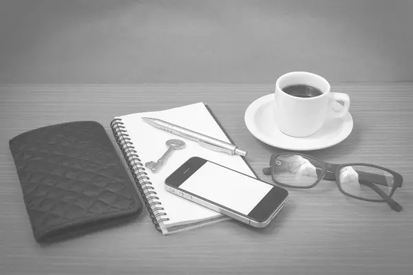 Kawa i telefon z notatnika, klucz, okulary i portfel czarny — Zdjęcie stockowe