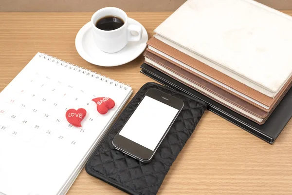 Schreibtisch im Büro: Kaffee mit Telefon, Geldbörse, Kalender, Herz, Stapel B — Stockfoto